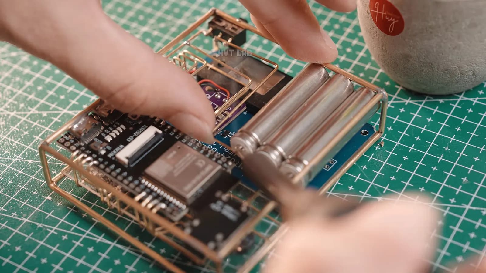 Una consola portátil de ESP32-S3 con el circuito a la vista