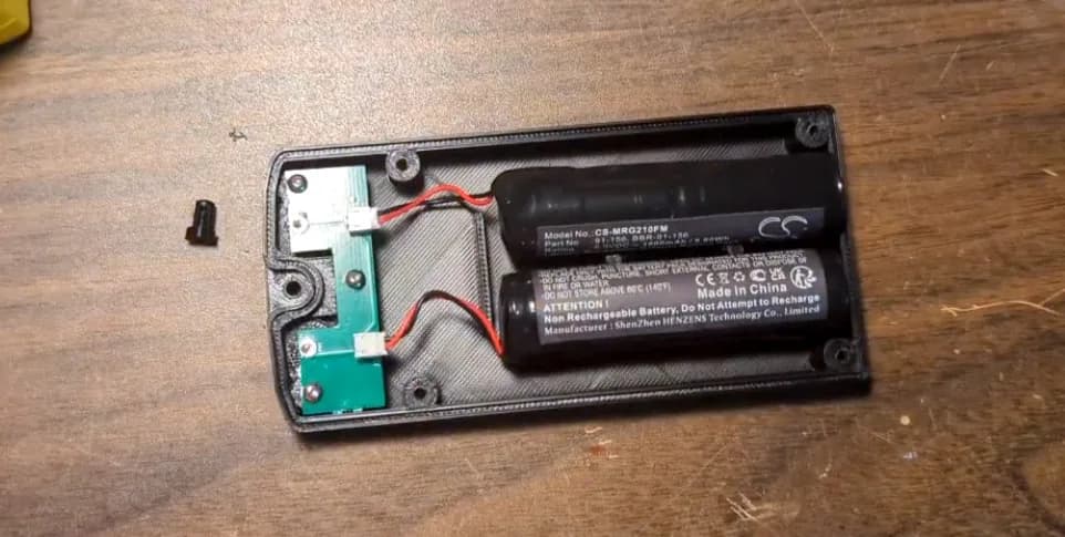 Un pack de baterías casero revive una baliza de rescate