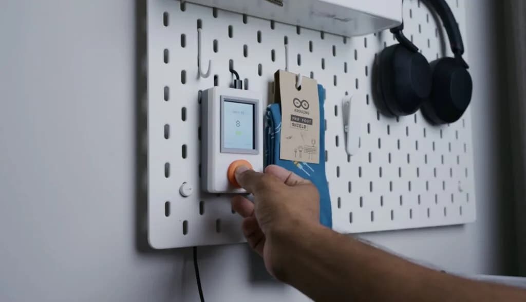 Arduino UNO Q y una perilla para inventariar tus componentes