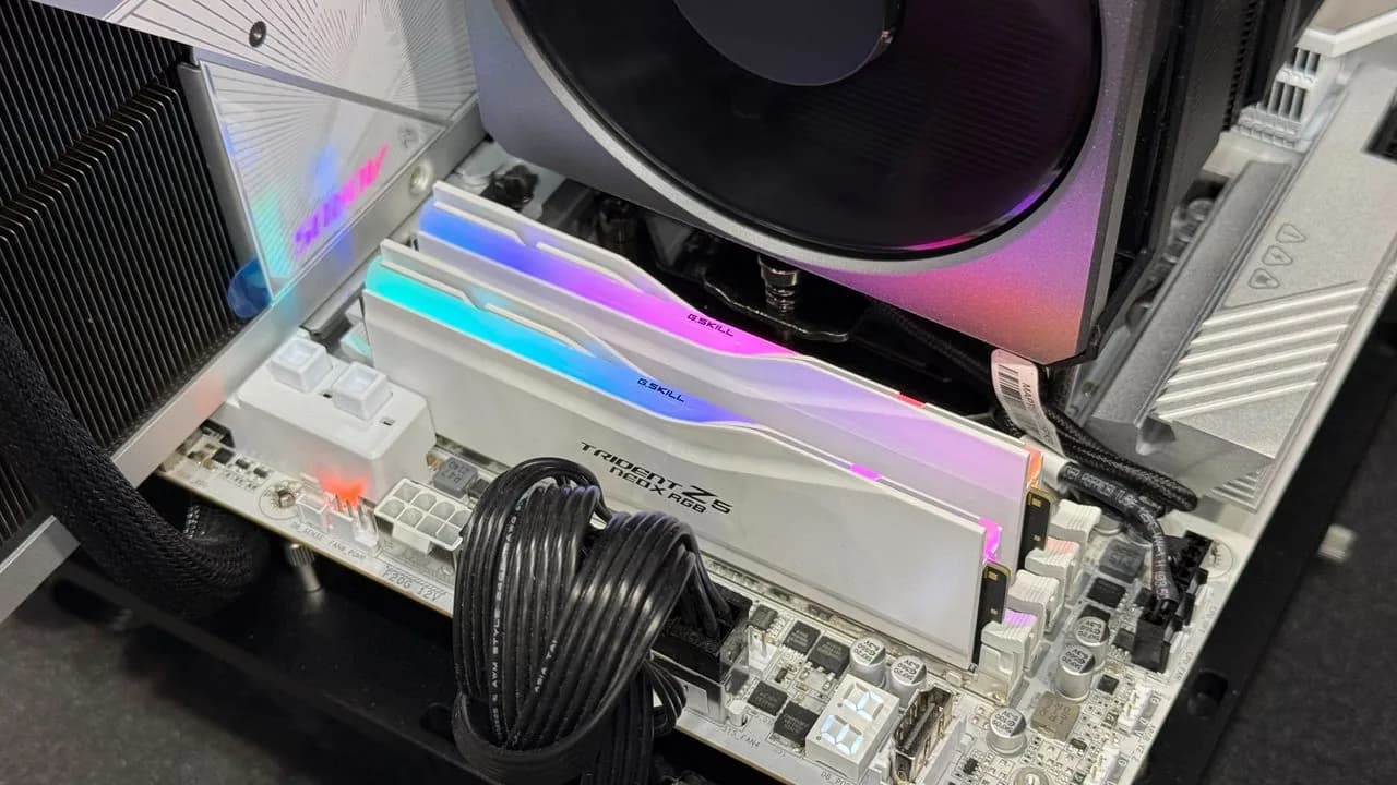 AMD EXPO ULL RAM sale a USD 1.099 y cobra hasta 80% de premium