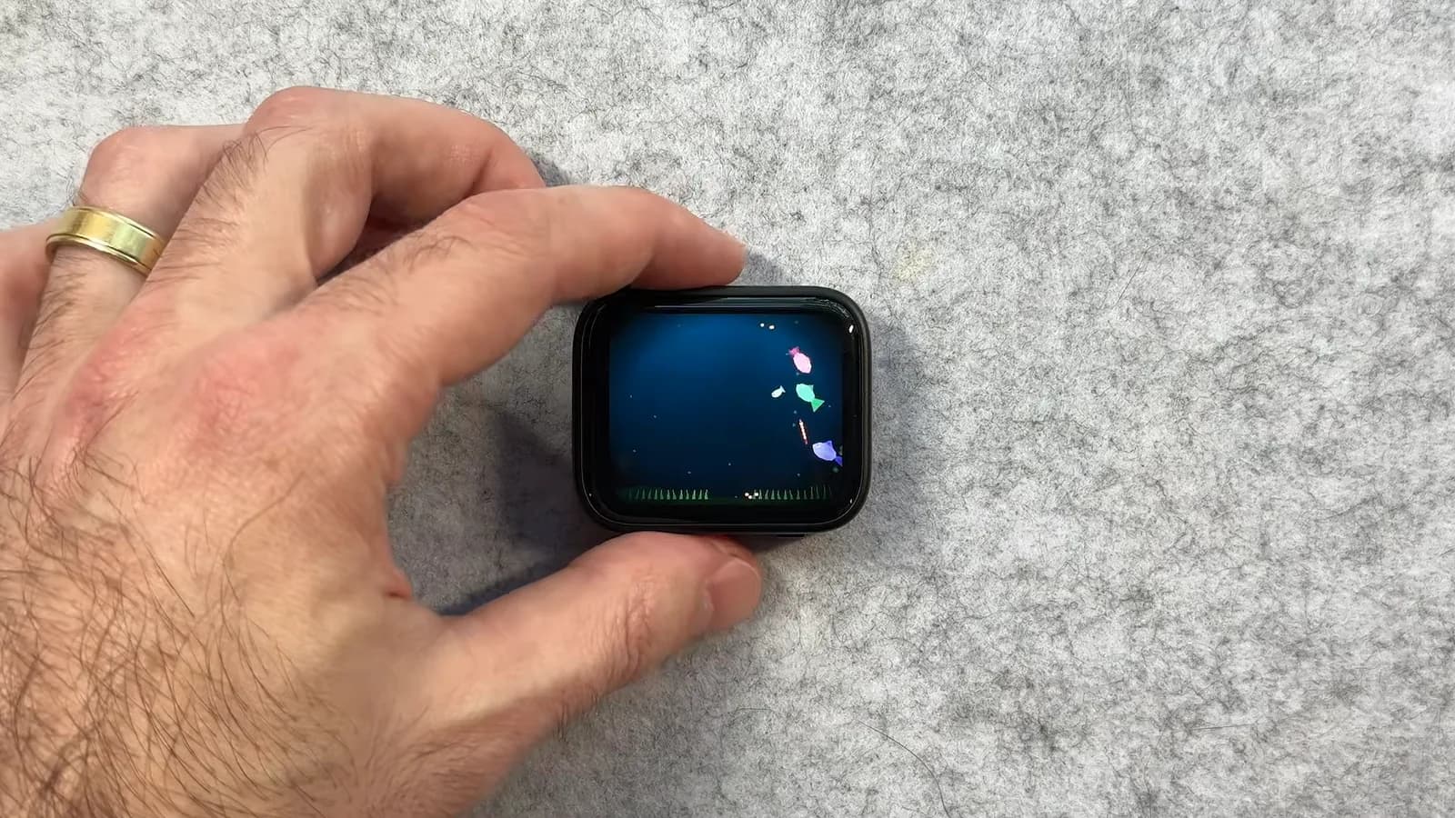 Pocket Tank, una pecera de bolsillo con un ESP32-S3 y un LLM propio