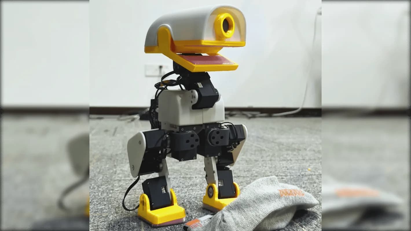 XGO Duck, un pato robot abierto con Arduino UNO Q y 15 servos