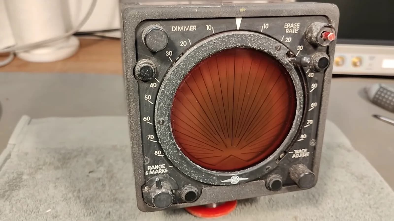 Desarmando un radar meteorológico de un avión DC9