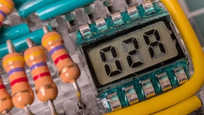 LCD de 7 segmentos: cómo manejar sus rarezas con un ATtiny84