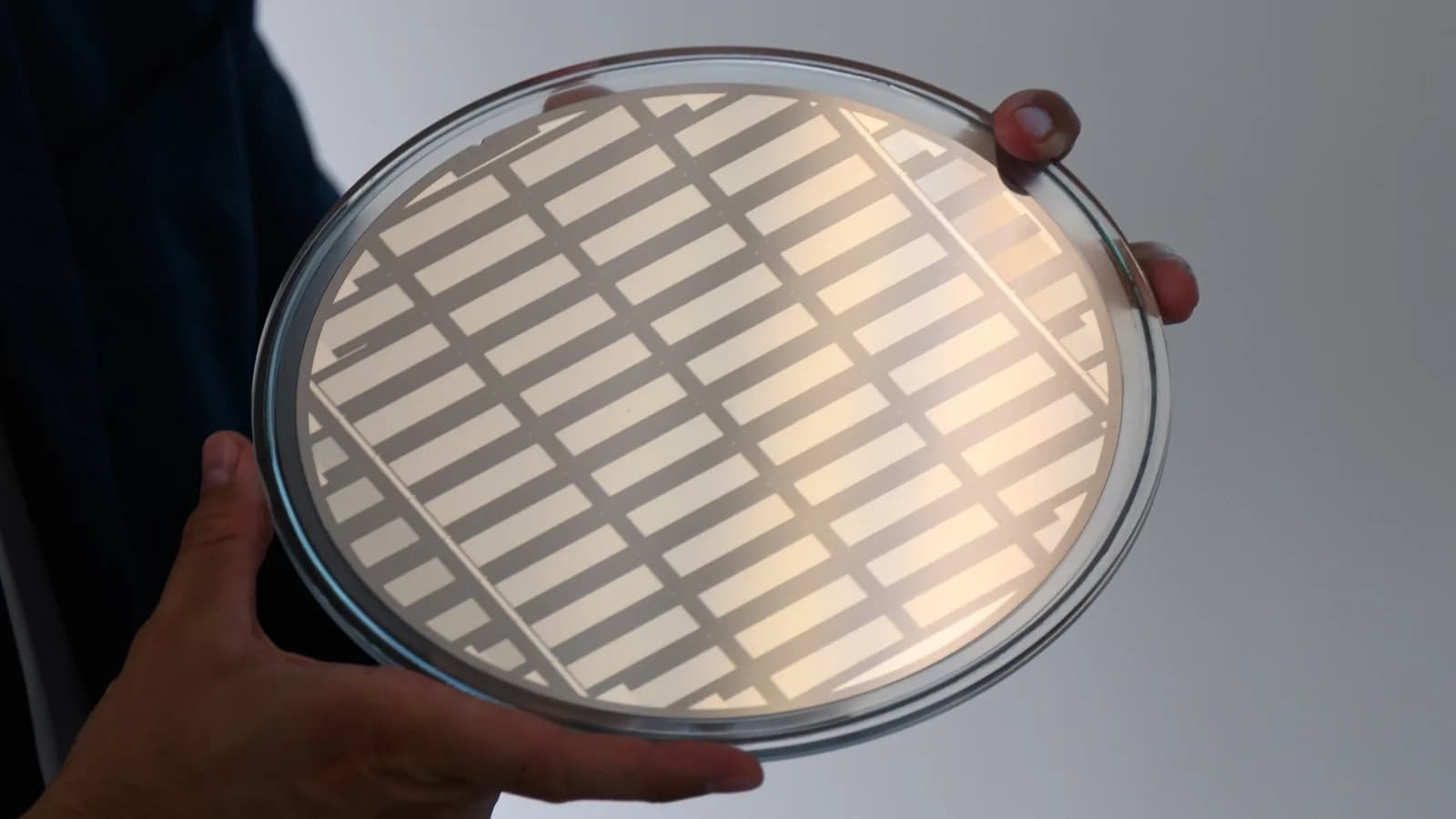 Metasuperficie multiplica por 1.000 la conversión de luz en un chip