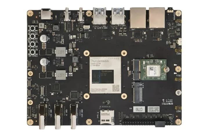 TurboX C7790: devkit Qualcomm con 24 TOPS para edge AI