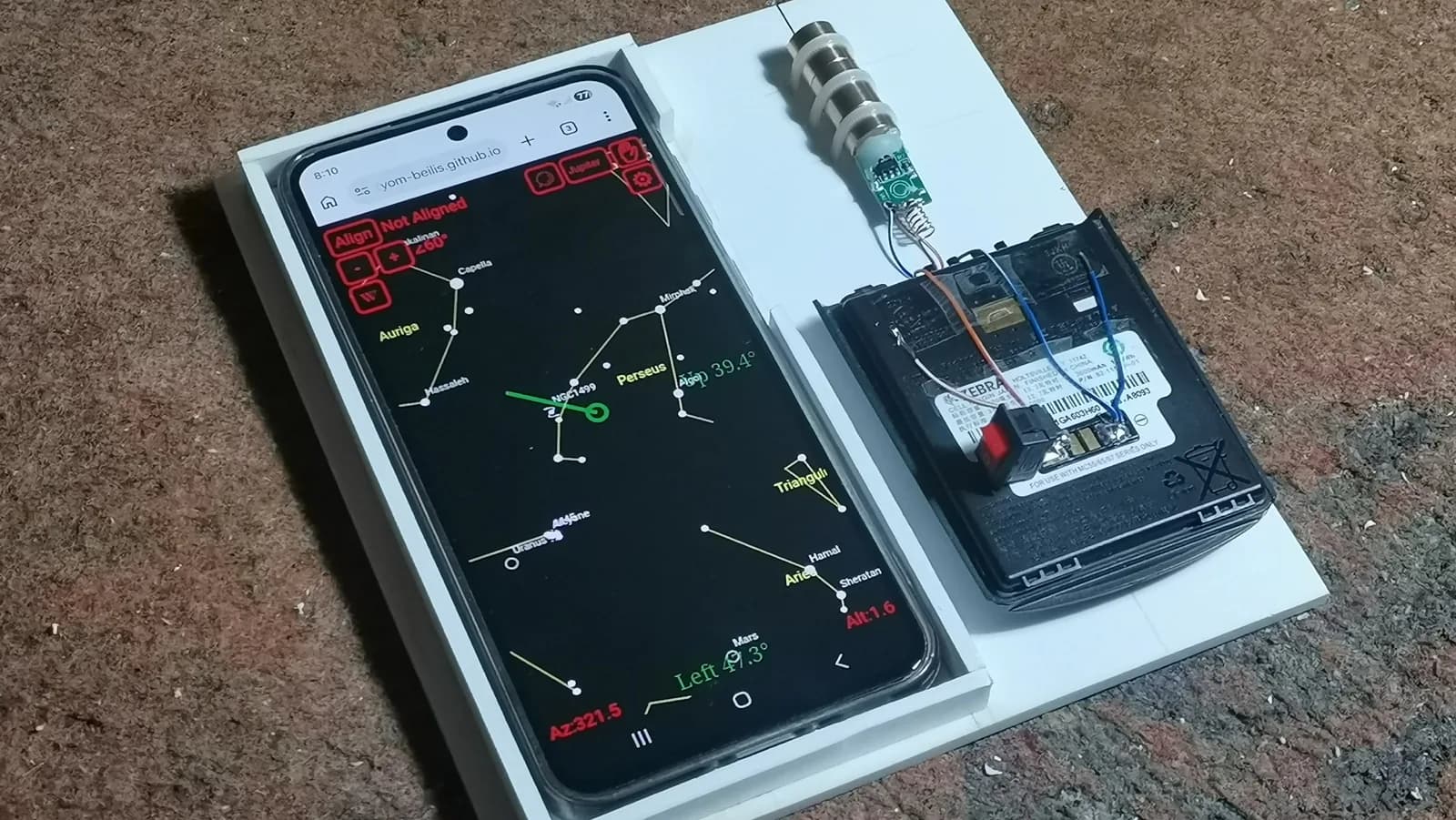 Un star-hopper DIY con puntero láser verde para guiar binoculares