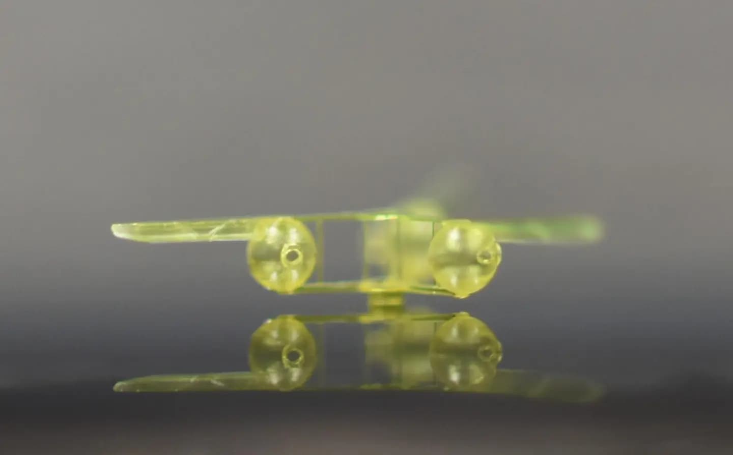 La EPFL mueve microrobots con el zumbido de una botella