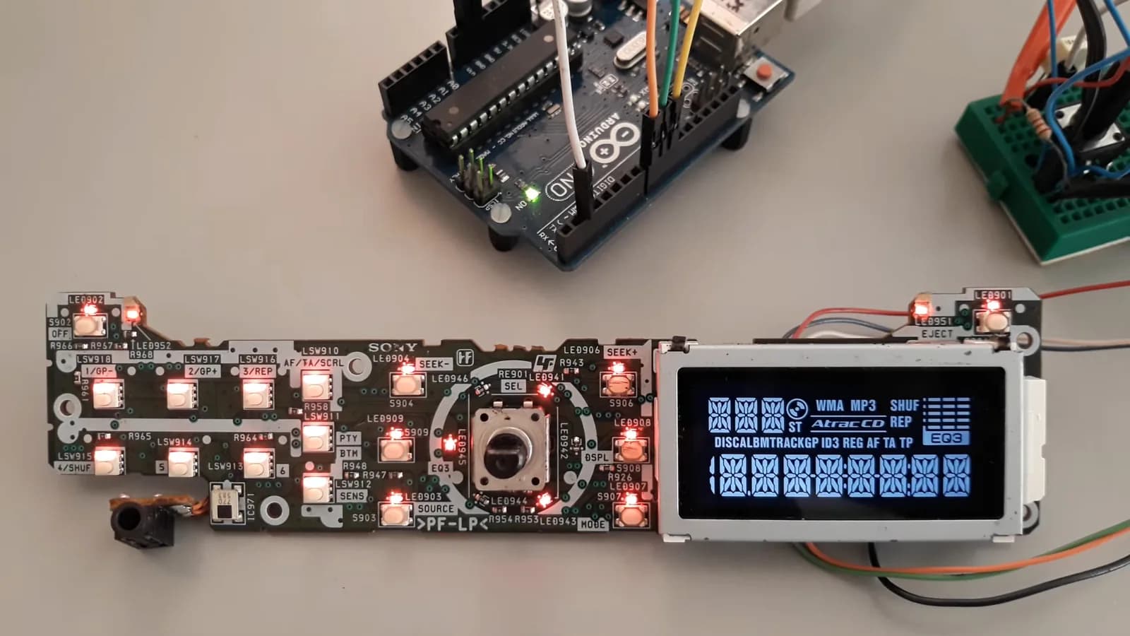Un Arduino controla el LCD de un autorradio Sony CDX-A250