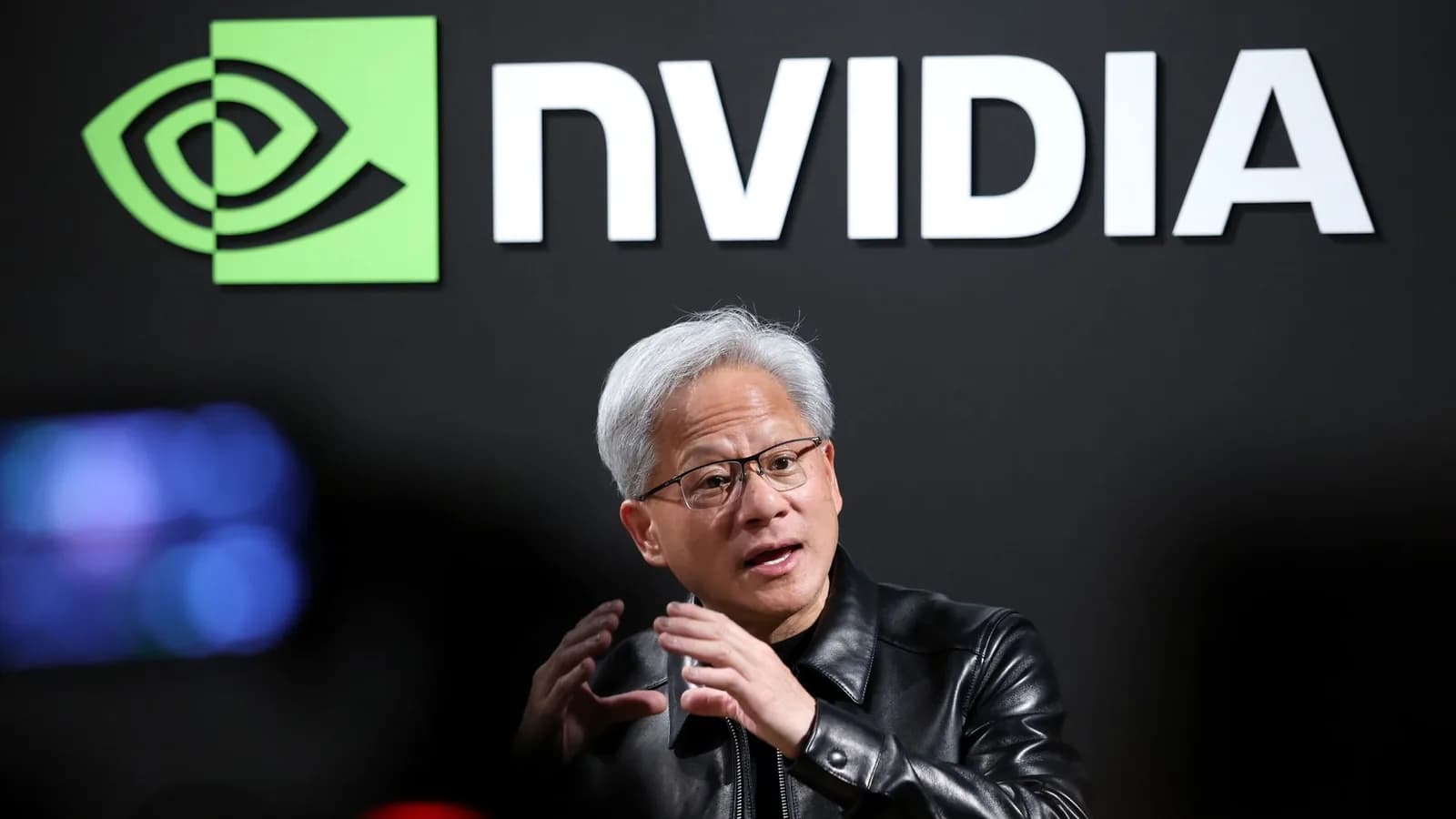 Huang pide cerrar los laboratorios de IA que no contengan sus pruebas