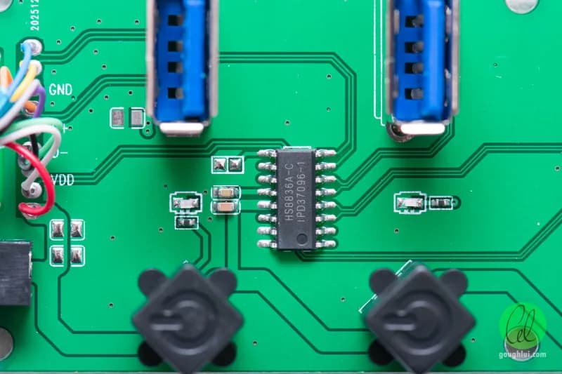 Un hub USB 3.0 barato que de USB 3 solo tenía los puertos azules