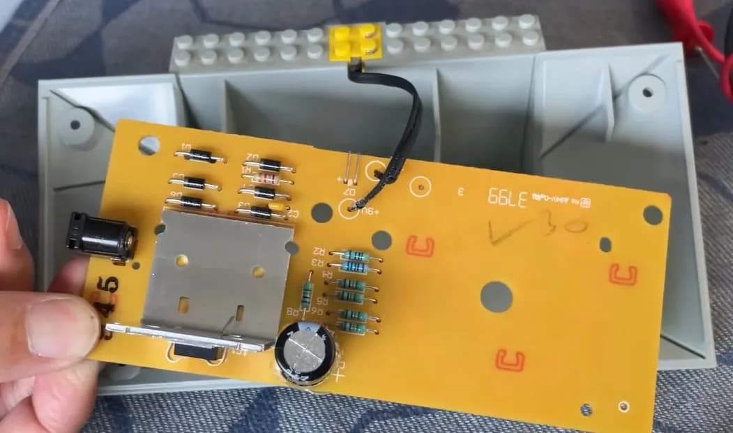El regulador de tren LEGO de 1995 revive con un LM317