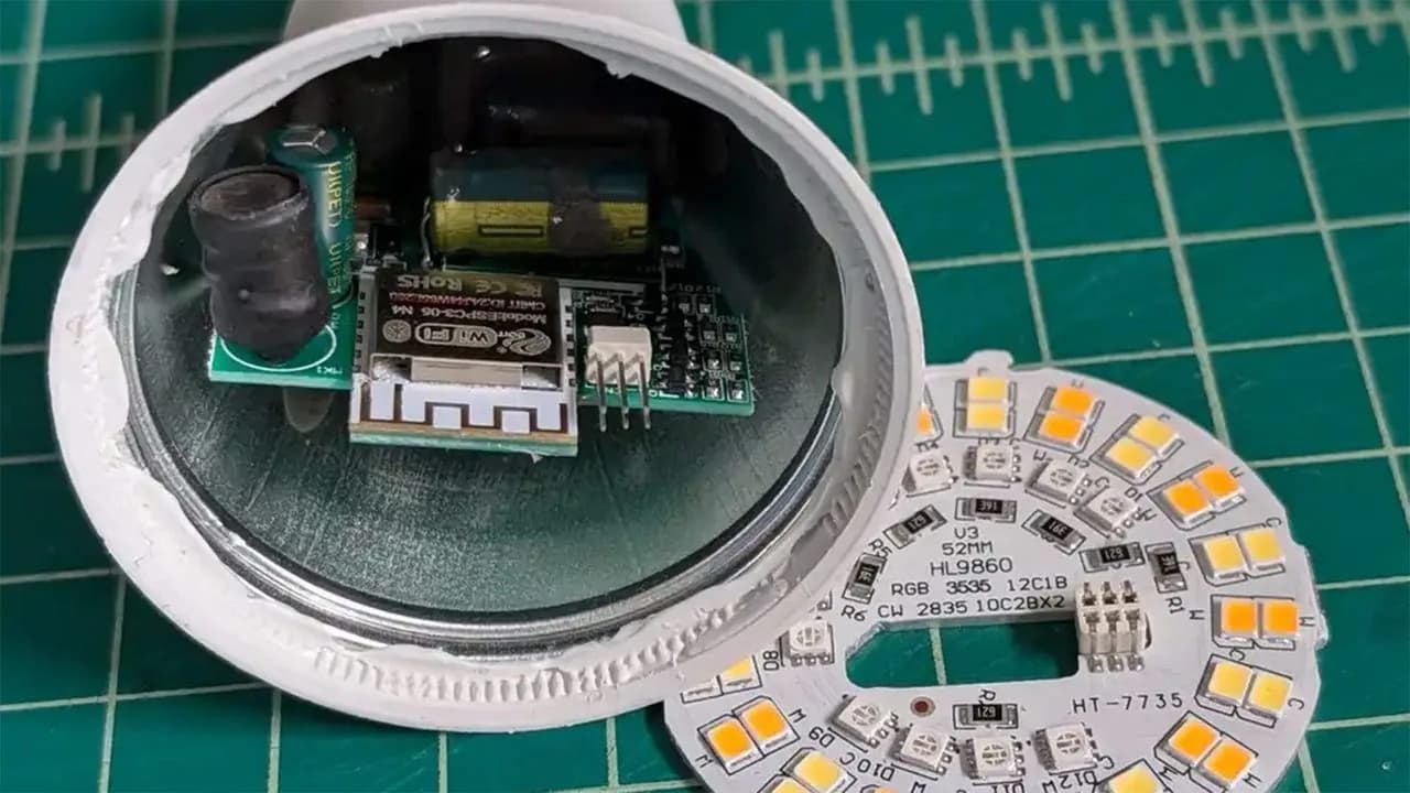 Ampolleta ESP32 esconde una biblioteca de libros prohibidos