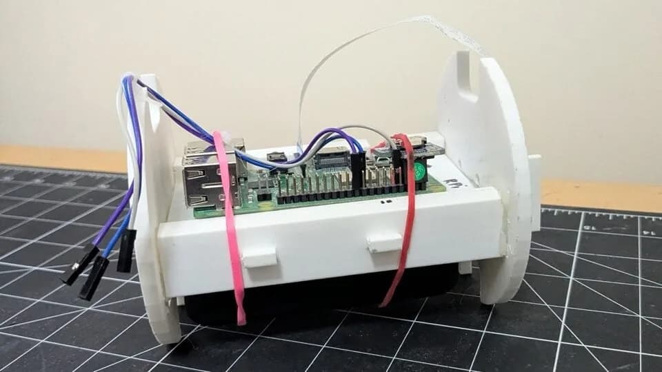 Tres niños arman con una Raspberry Pi 3 una cámara para ver bajo el río