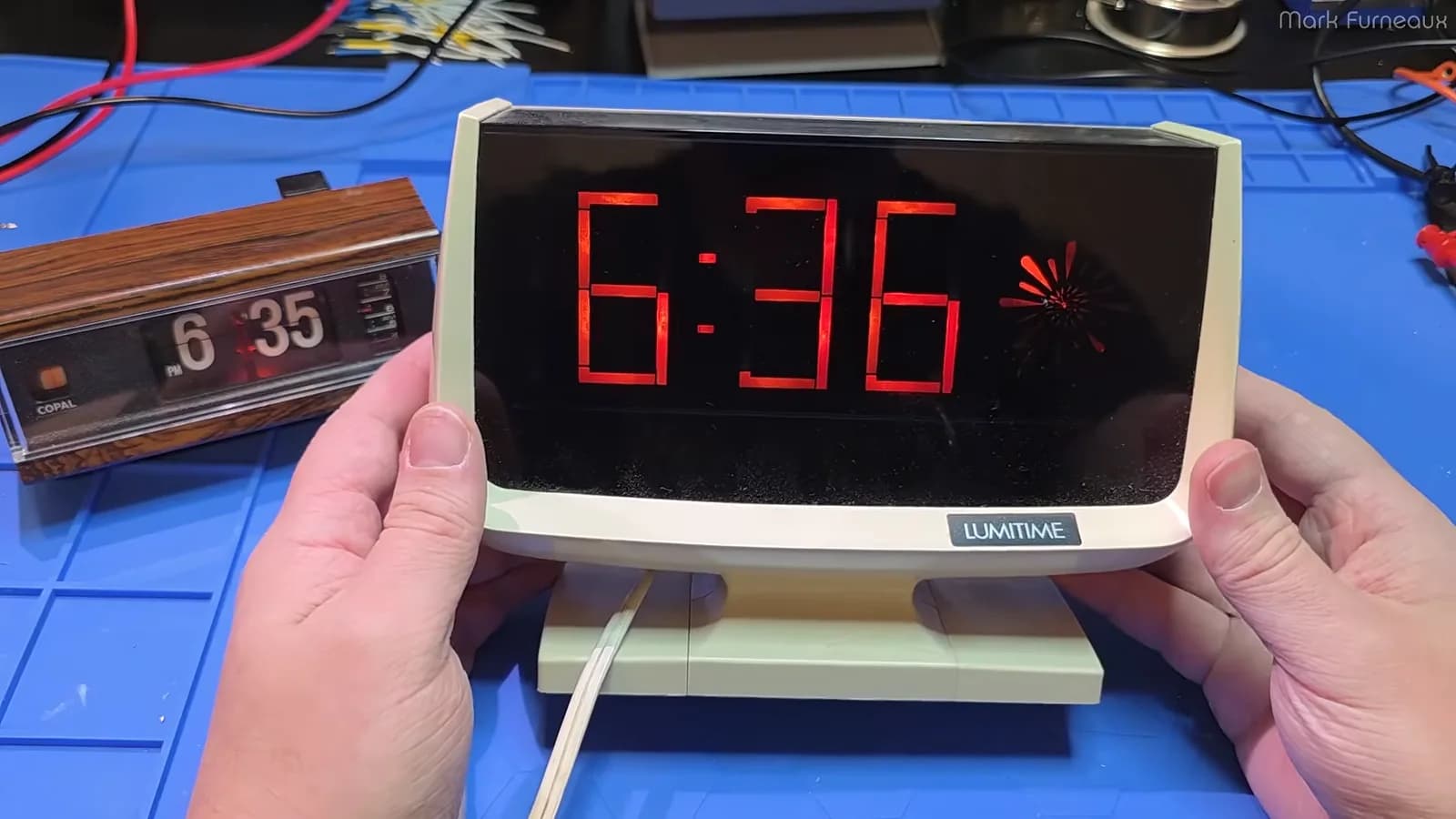 Un reloj de 7 segmentos de los setenta que cuenta la hora sin chips