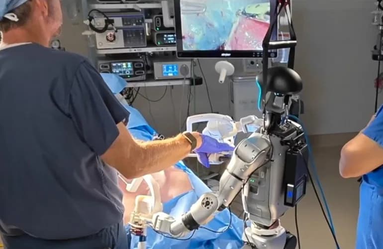 Robots humanoides operan por primera vez a un paciente