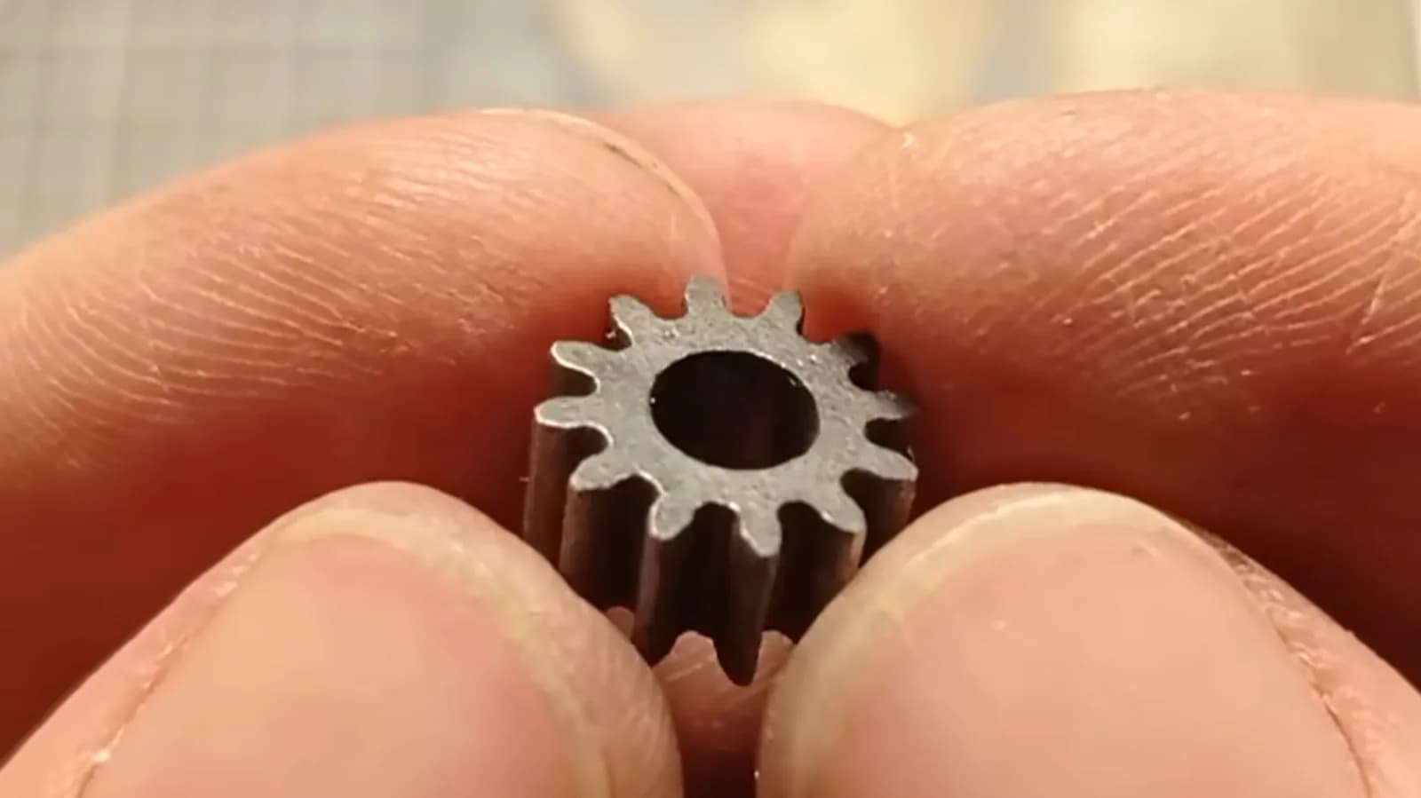 Una EDM casera que corta engranajes de acero con hilo de bronce