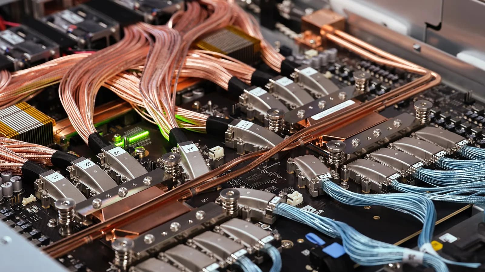 Apple evalúa NVLink de NVIDIA para sus servidores M8 Ultra