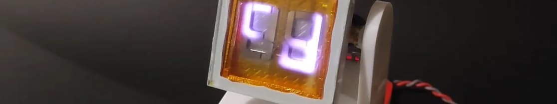 Un maker fabrica un display de cinco segmentos que brilla en morado