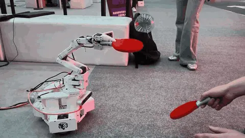 Un robot móvil con Jetson AGX Thor persigue y golpea una burbuja