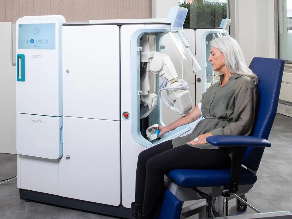 Aletta, el robot que saca sangre sin que nadie te toque