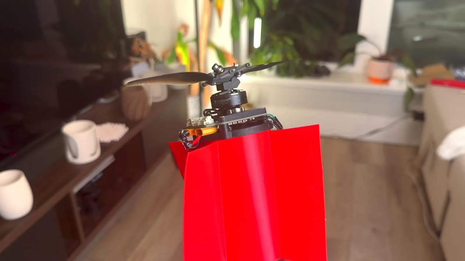 Joshua Bird hace volar un dron con un solo motor y sin servos