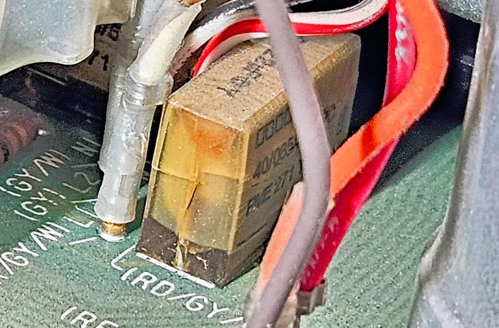 Rescate de un HP 3478A: El peligro oculto de los capacitores RIFA