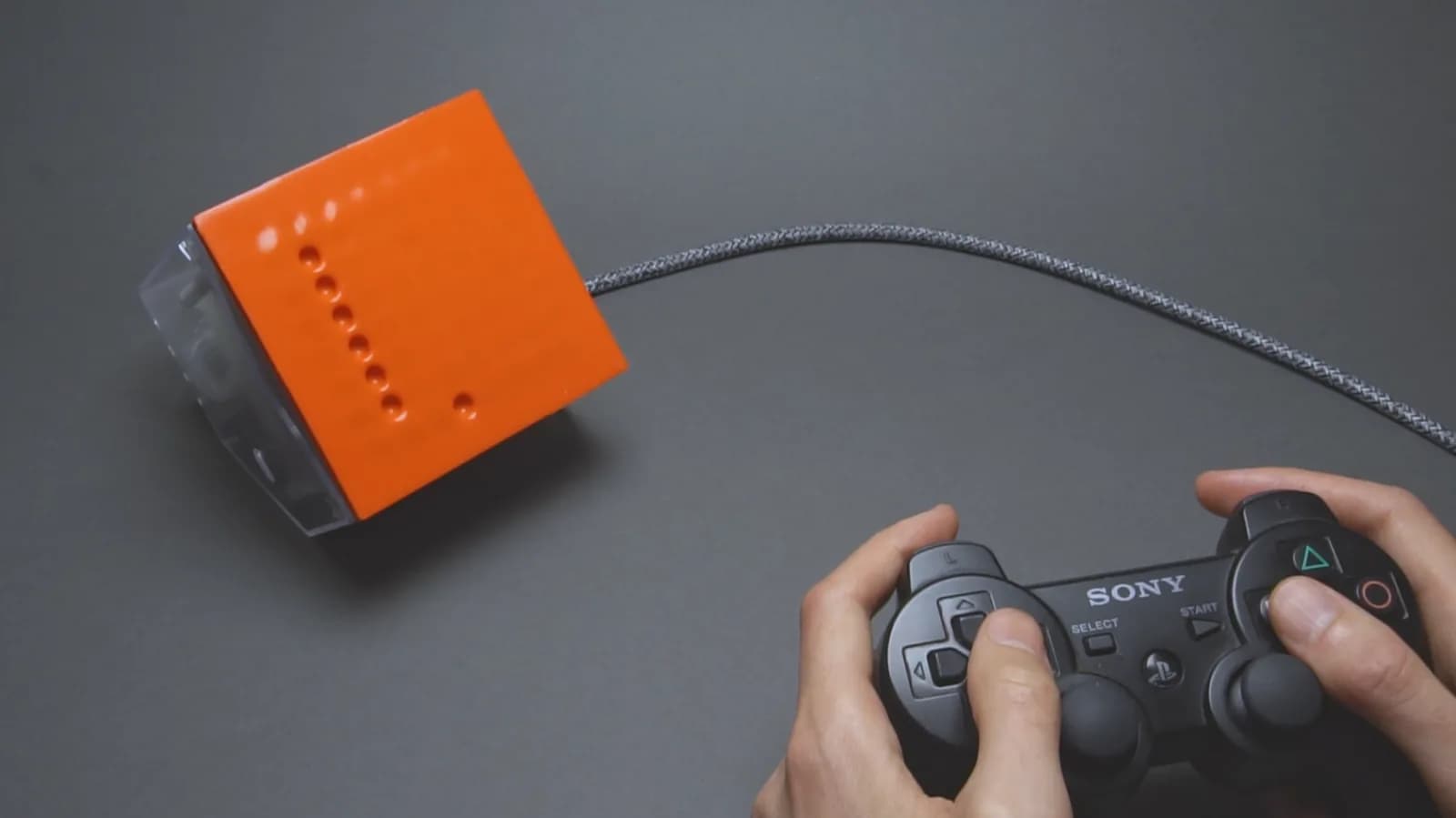 Una pantalla que funciona con vacío ya corre Snake y Pong