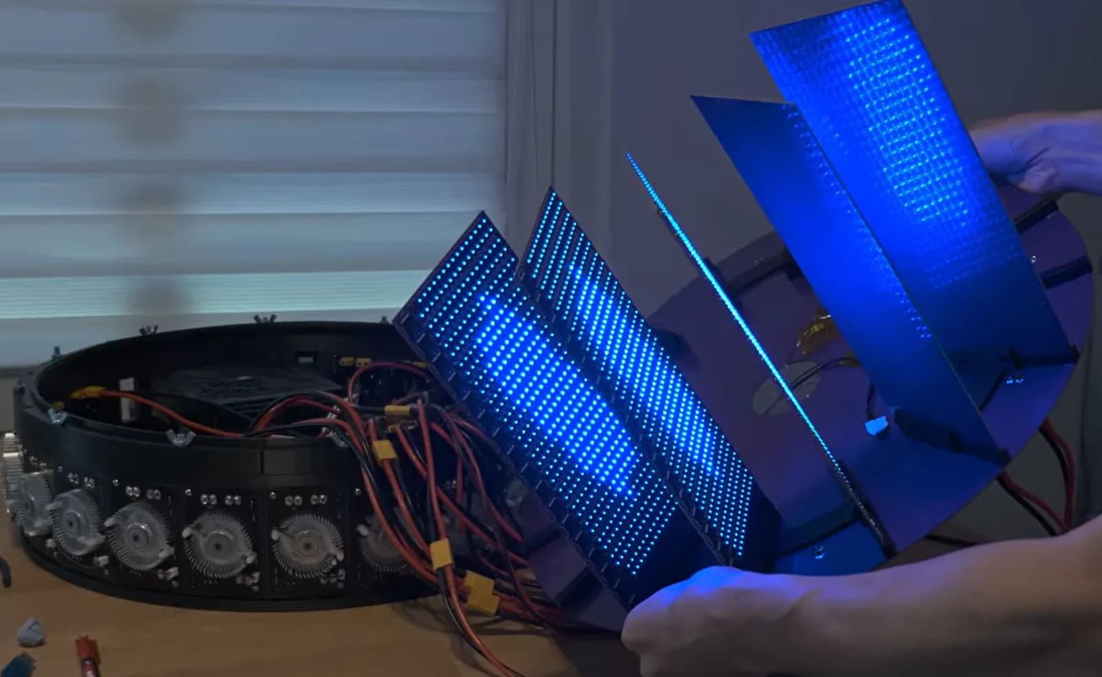 Bitluni une 8.192 MCUs RISC-V para armar una GPU casera