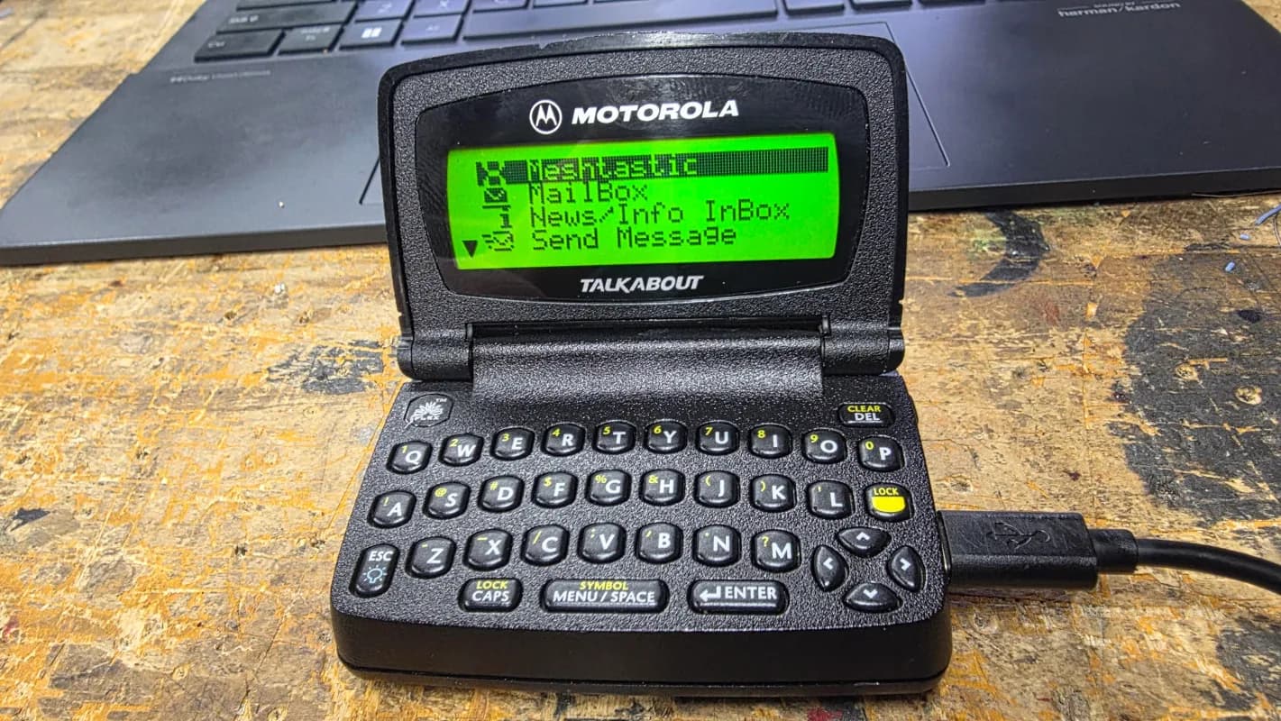 Un buscapersonas Motorola T900 revive como nodo de Meshtastic