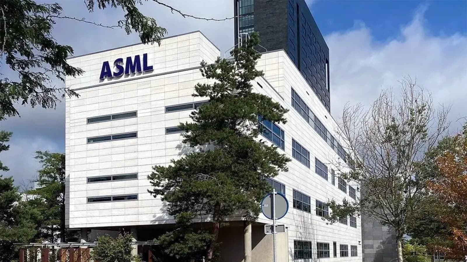ASML descarta el acelerador de partículas y va por 1.000 W
