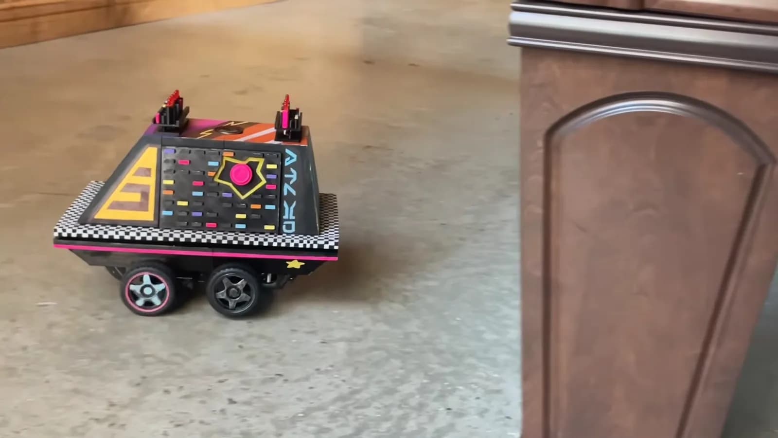 Un droide ratón de Star Wars con Arduino Uno y modo fiesta