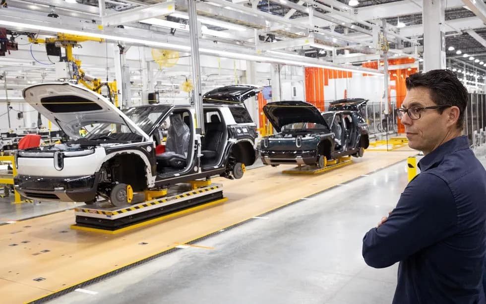 Rivian apuesta a chips propios para ganarle el nivel 4 a Tesla