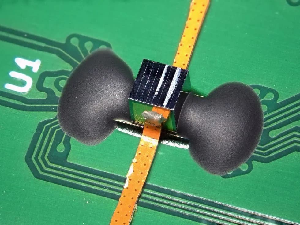 Apilar chips de lado promete más memoria y menos calor para la IA