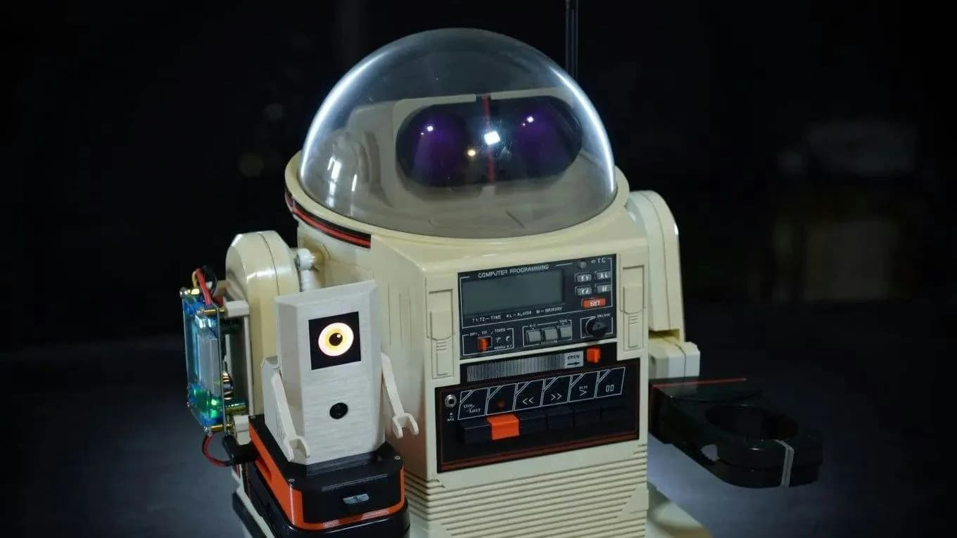 Un maker revive un Omnibot de 1984 con una Raspberry Pi 5 y una cámara
