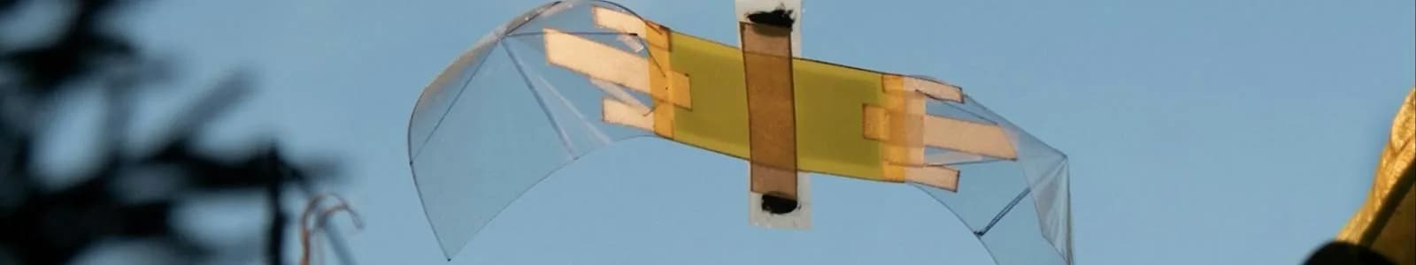 Un robot volador de 185 mg sigue volando tras recibir un matamoscas