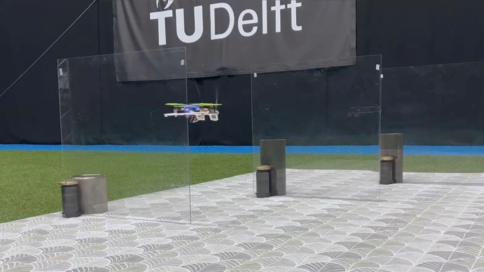 Un dron con bigotes vuela a ciegas con 34 KB de memoria