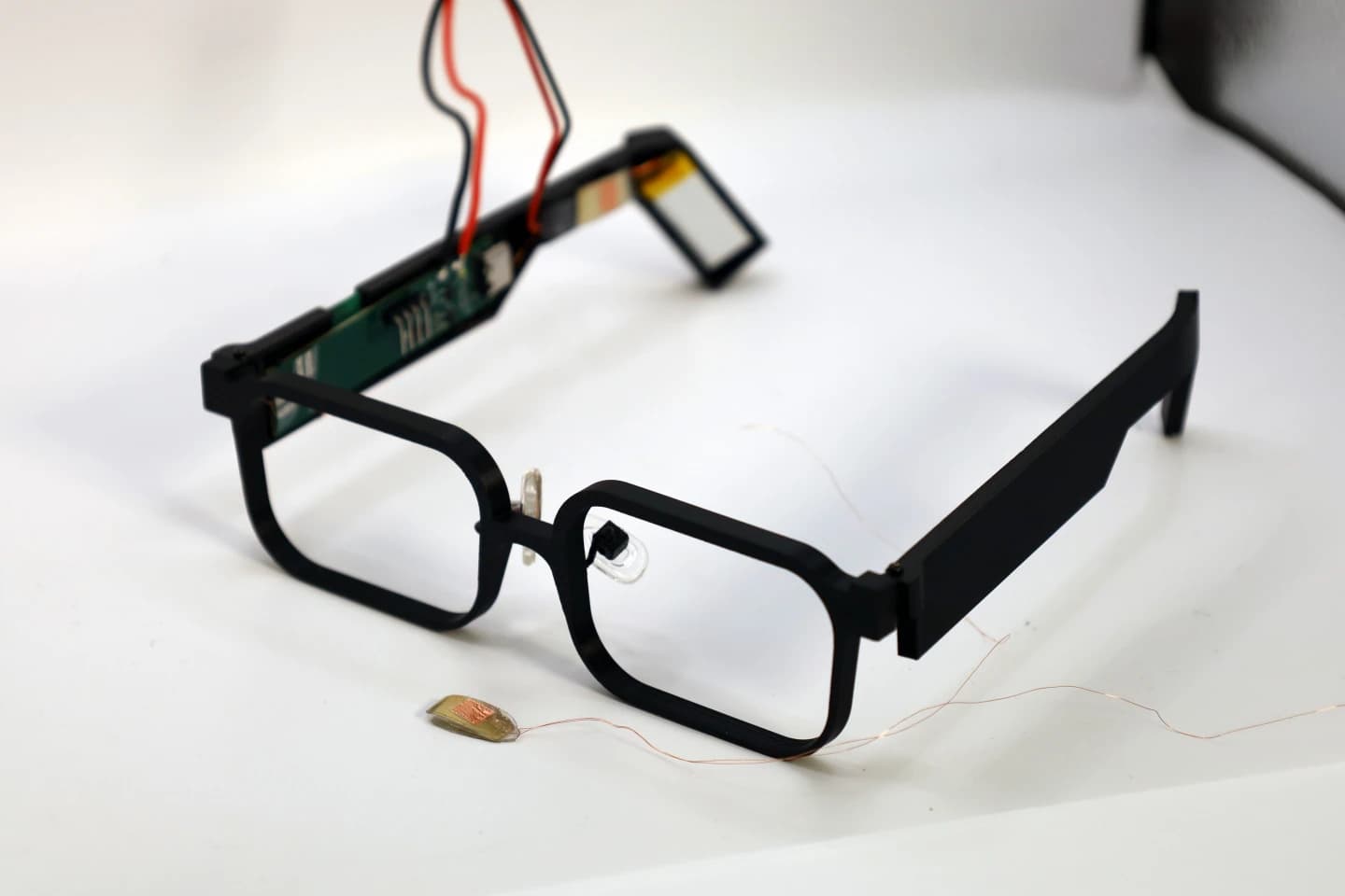 GlassTENG, los lentes sin batería que se cargan con cada parpadeo