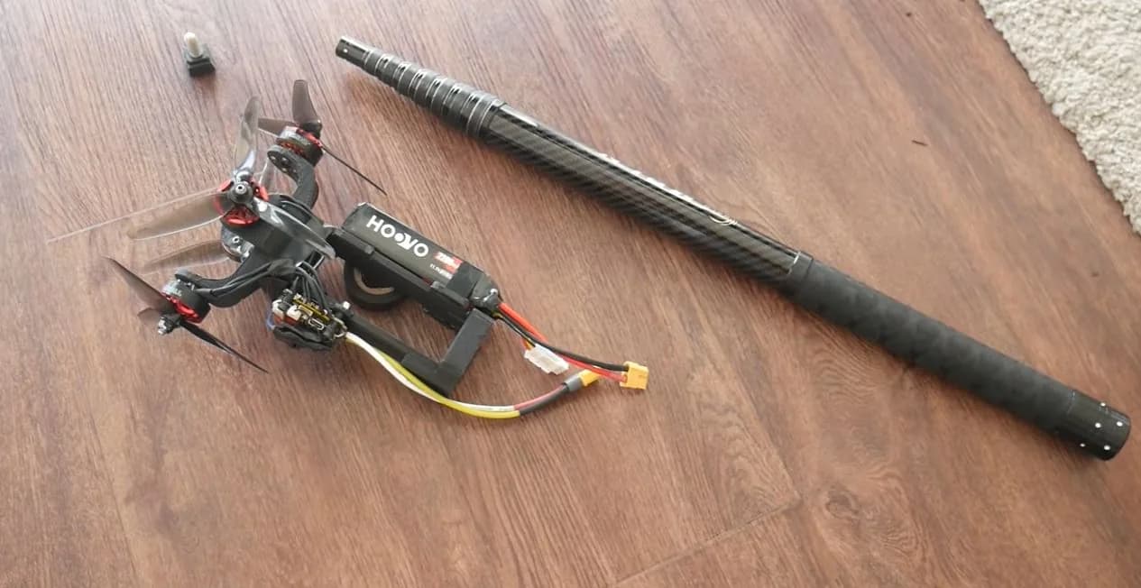 Un dron sobre un palo lo mantiene en pie con tres hélices