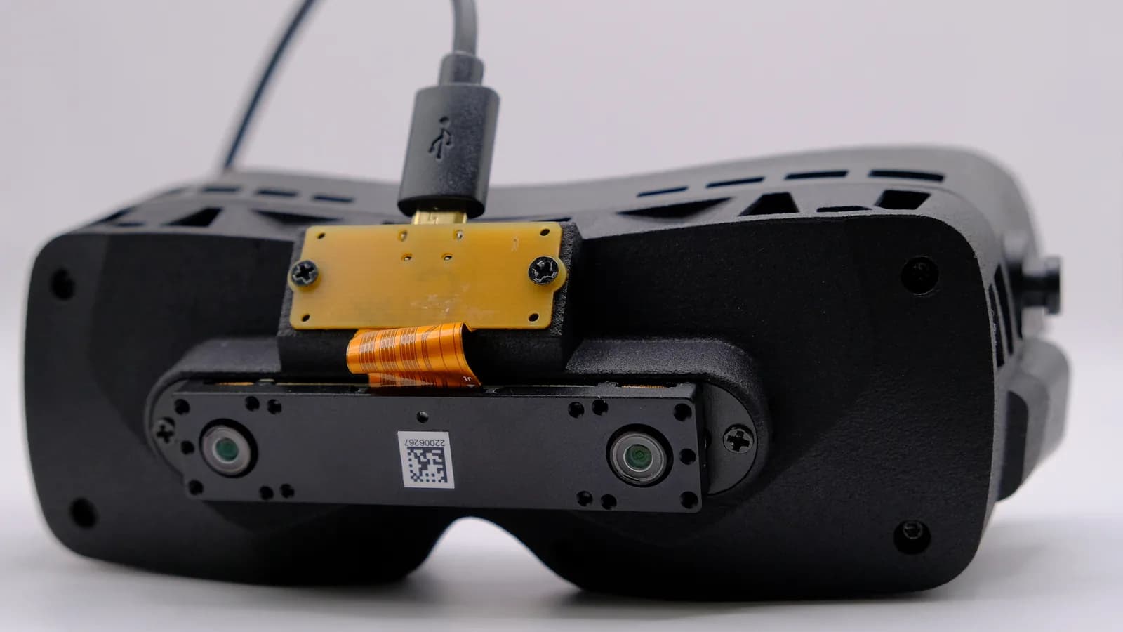 Un sensor SLAM le quita las estaciones base al visor Bigscreen Beyond
