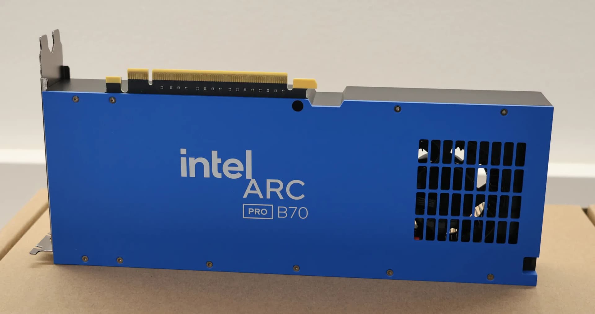 Intel LLM-Scaler ya corre Muse Glimmer 30B en las Arc Pro