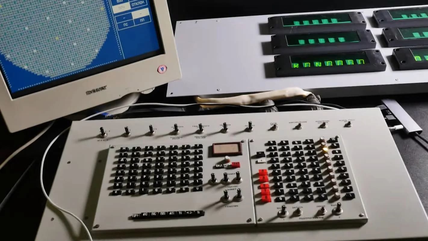 Un centro de control de reactor RBMK para armar en casa