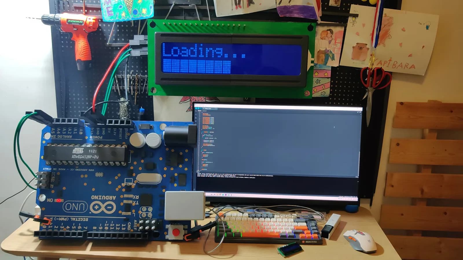 Pantalla LCD 16x2 gigante hecha con LEDs direccionables
