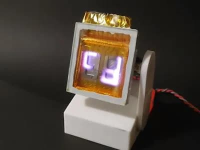 Un maker fabrica un display de cinco segmentos que brilla en morado