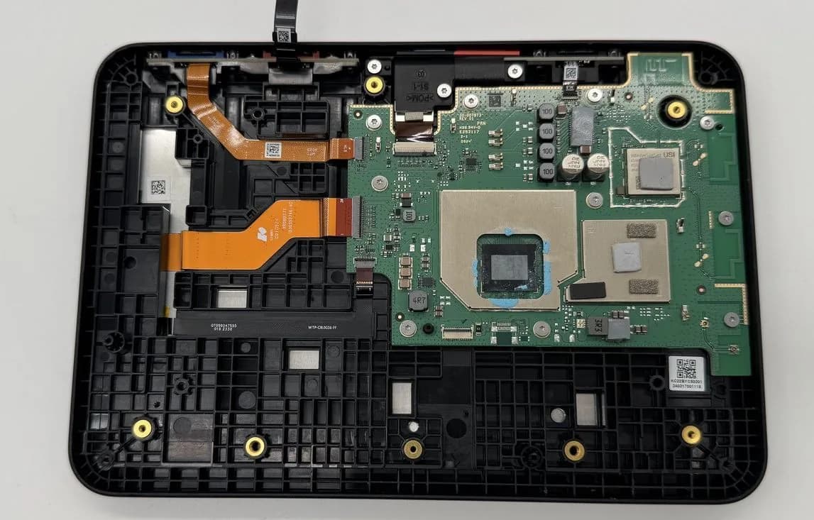 Hackean el Amazon Echo Show 8 soldando directo a la eMMC