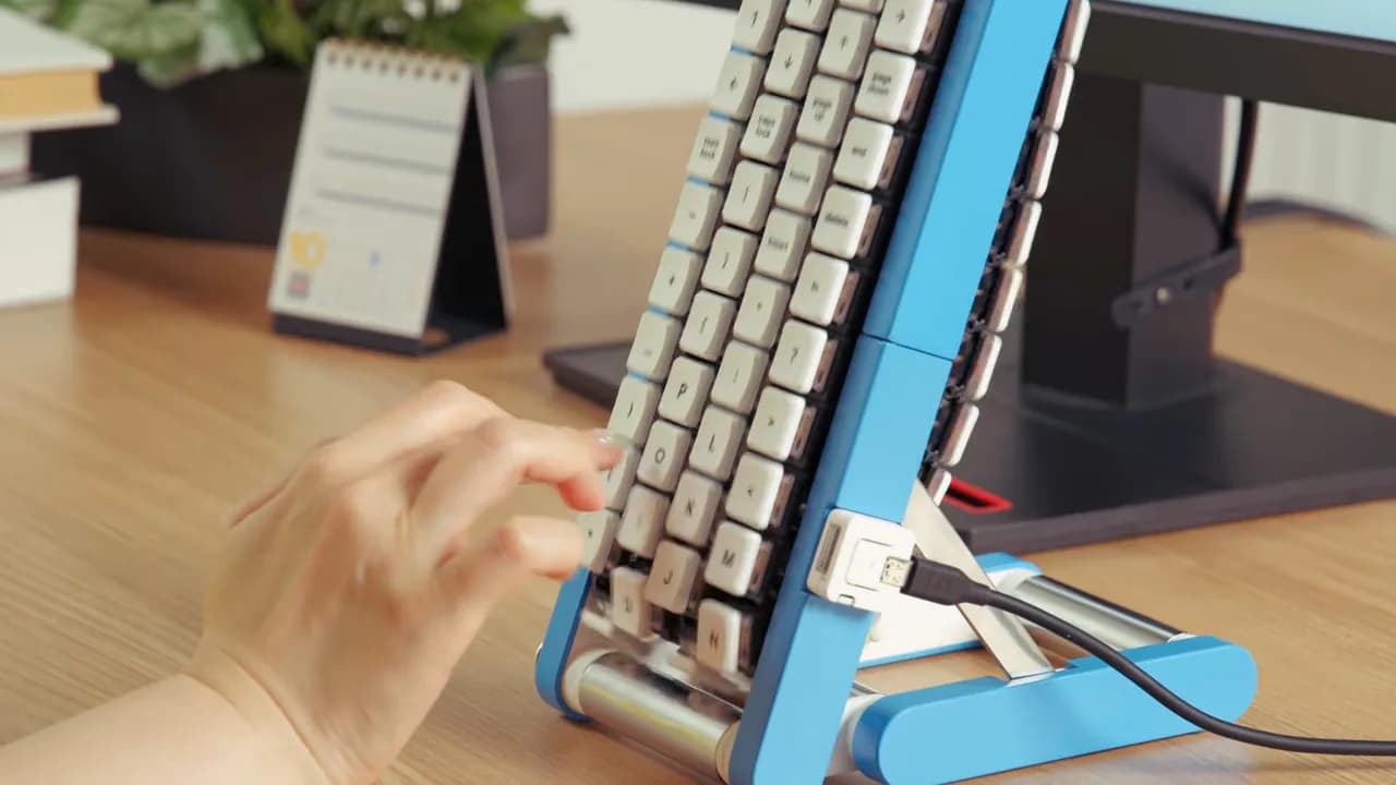Google Japón publica un teclado en cinta transportadora para armar