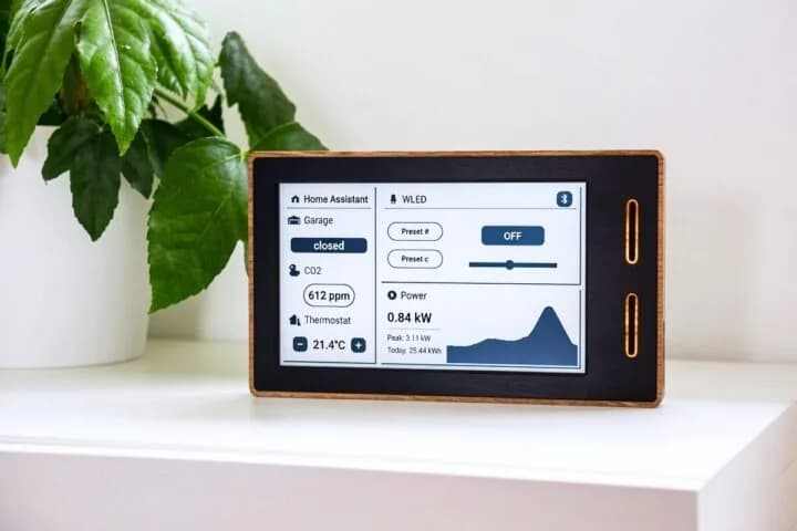 EKOS: dashboard ePaper ESP32-S3 en roble y aluminio