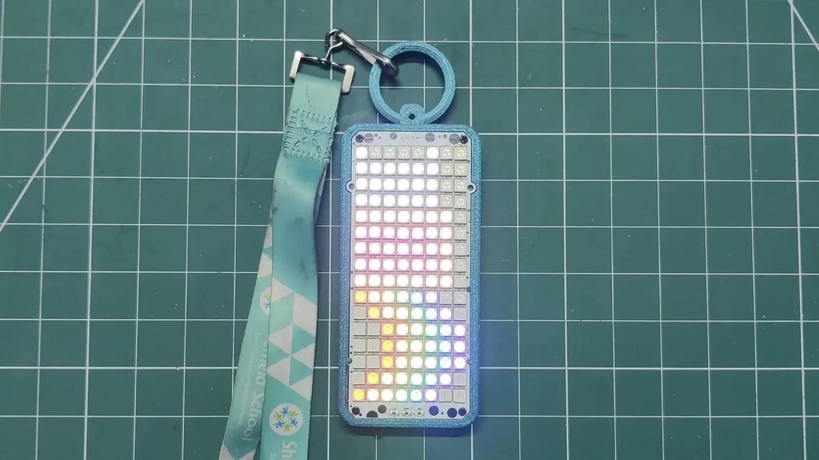 Un ESP32-C6 mueve 128 píxeles RGB en una credencial