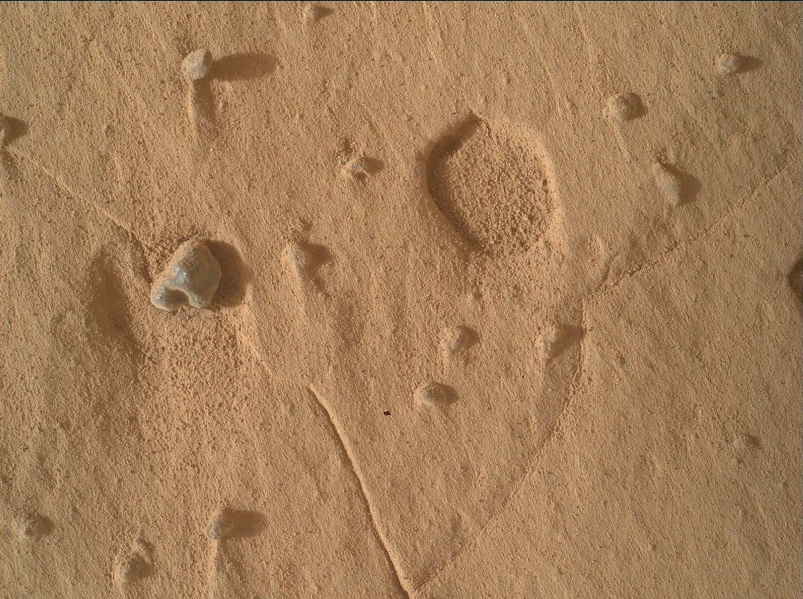 Curiosity halla en Marte pozos anchos y poco profundos