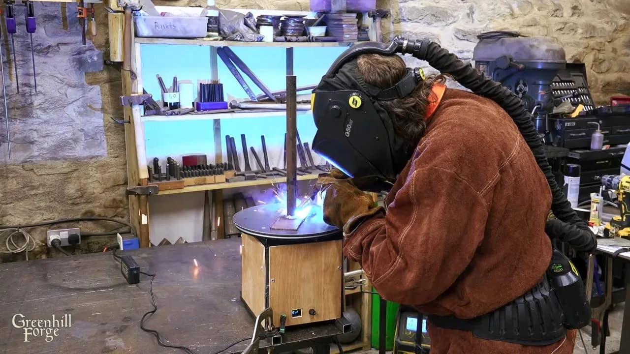 Un Arduino UNO gobierna la mesa giratoria de un soldador